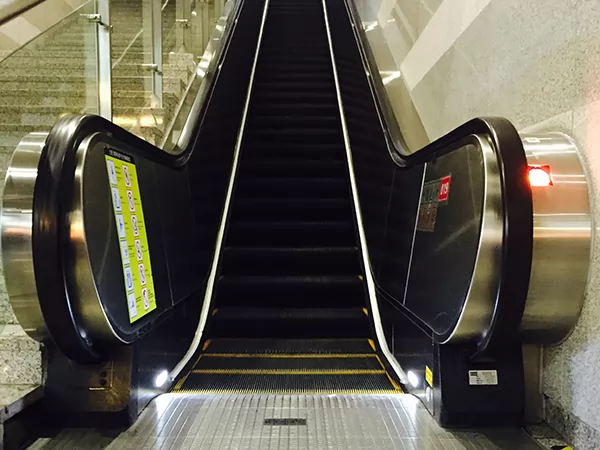 Fit the step and step chain in escalator - Conai Escalator & Elevator